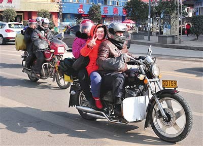 Không mua được vé tàu, cưỡi ngựa về quê ăn Tết - ảnh 1