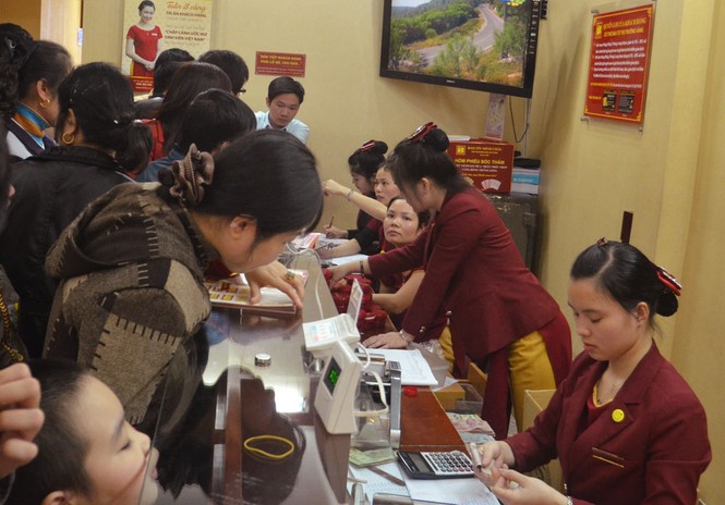 Rồng rắn xếp hàng mua vàng lấy may - ảnh 8
