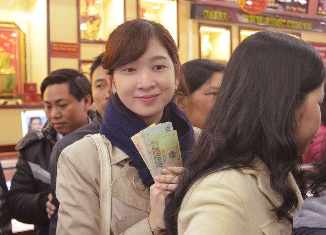 Rồng rắn xếp hàng mua vàng lấy may - ảnh 7