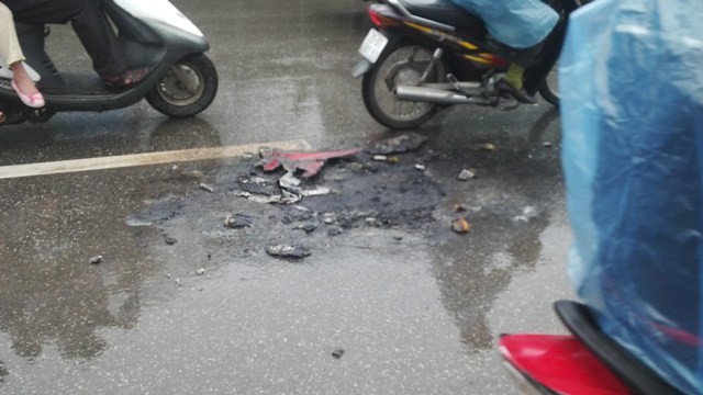Honda Lead chở bà bầu cháy trơ khung trên đường - ảnh 1