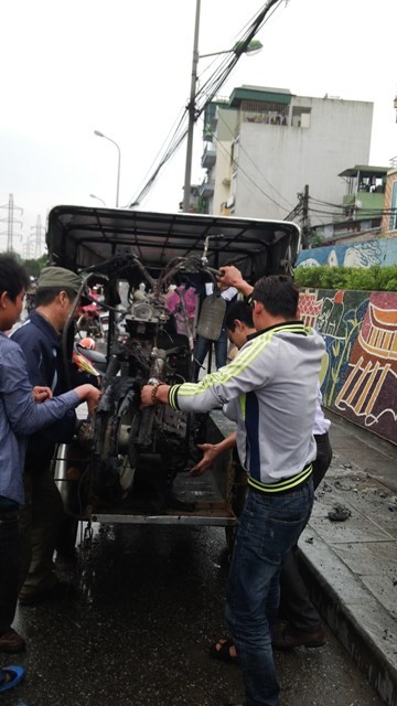 Honda Lead chở bà bầu cháy trơ khung trên đường - ảnh 3