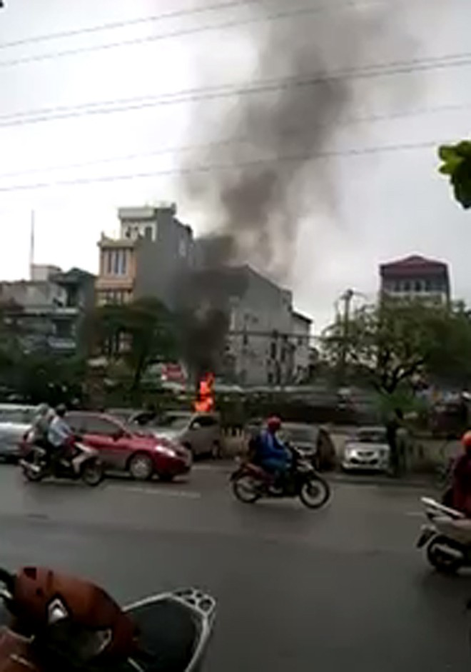 Honda Lead chở bà bầu cháy trơ khung trên đường - ảnh 5