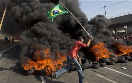Người dân Brazil biểu tình trước thềm World Cup 2014 - ảnh 1