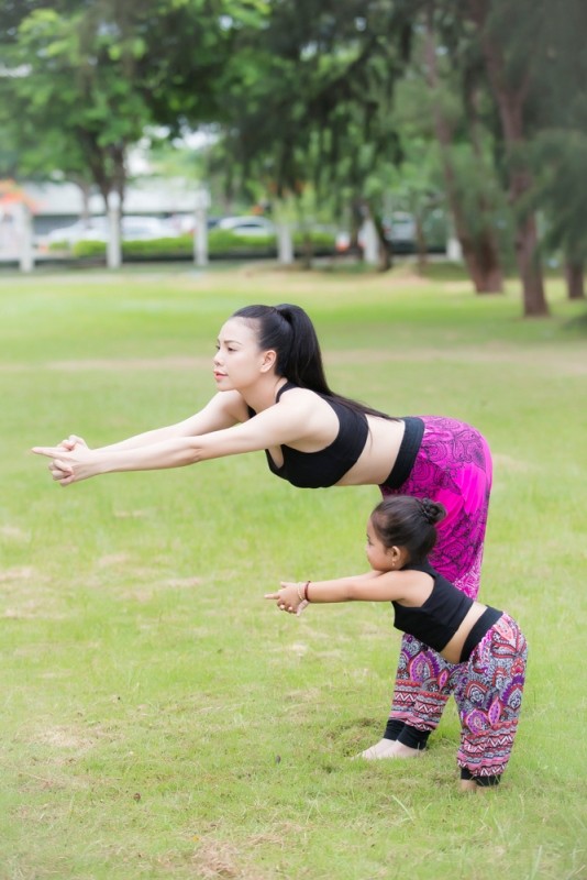 Ngắm Trà Ngọc Hằng tập yoga cùng cháu gái đáng yêu - ảnh 16