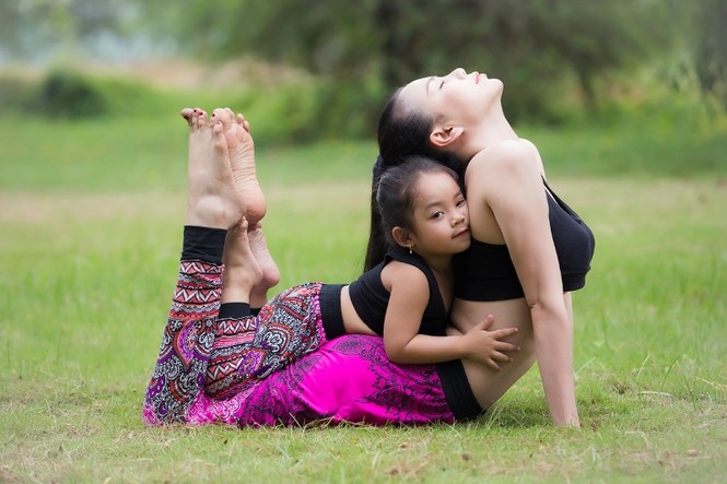 Ngắm Trà Ngọc Hằng tập yoga cùng cháu gái đáng yêu - ảnh 12