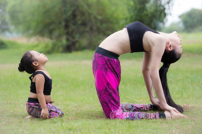 Ngắm Trà Ngọc Hằng tập yoga cùng cháu gái đáng yêu - ảnh 13