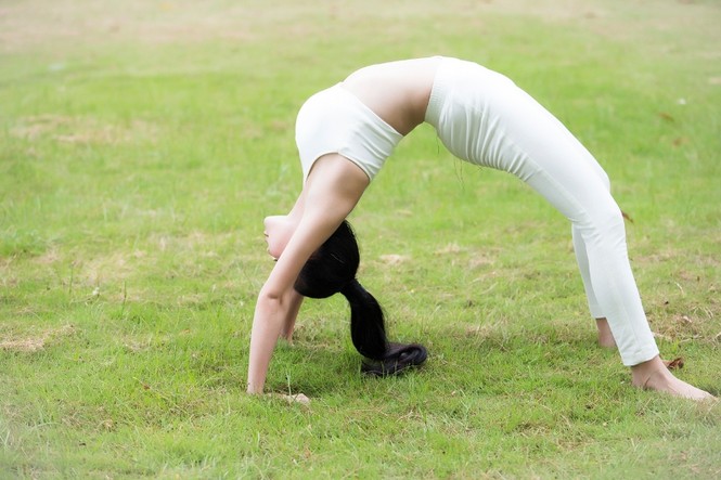 Ngắm Trà Ngọc Hằng tập yoga cùng cháu gái đáng yêu - ảnh 1