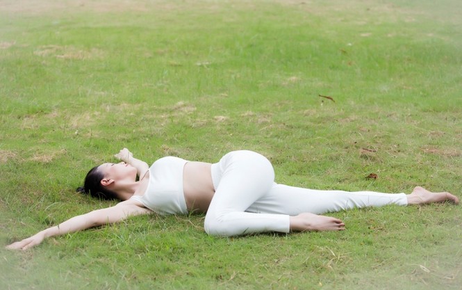 Ngắm Trà Ngọc Hằng tập yoga cùng cháu gái đáng yêu - ảnh 4