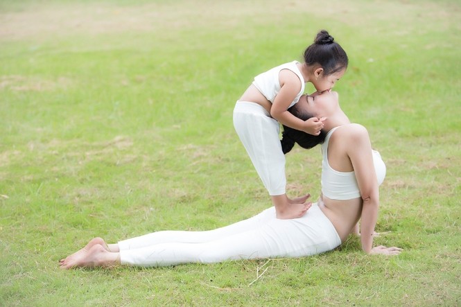 Ngắm Trà Ngọc Hằng tập yoga cùng cháu gái đáng yêu - ảnh 5
