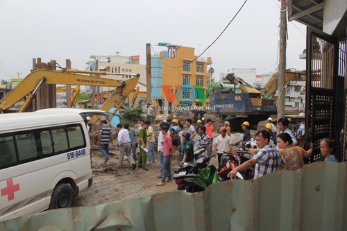 Người đàn ông chết lõa thể dưới hố công trình thi công - ảnh 1