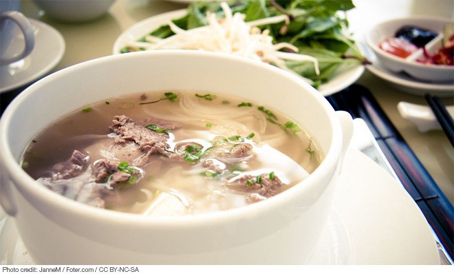 Cận cảnh tô phở, đèn lồng 3 tầng của chàng trai Mỹ - ảnh 4