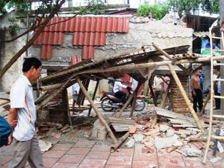 Sập mái cổng, một thợ xây bị đè chết - ảnh 1