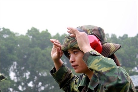 Các tay súng nữ quân đội Việt Nam trổ tài thiện xạ - ảnh 5