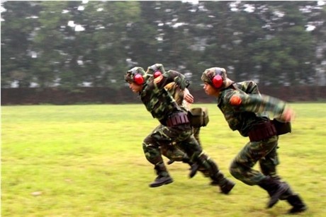 Các tay súng nữ quân đội Việt Nam trổ tài thiện xạ - ảnh 7