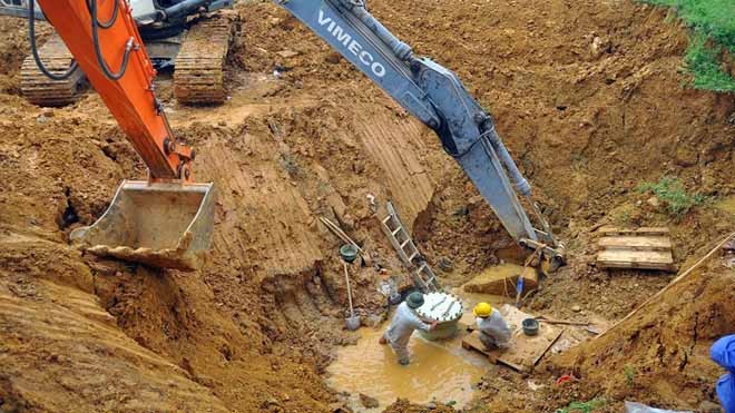 Hơn 100 công nhân vá xong ống dẫn nước sông Đà - ảnh 1