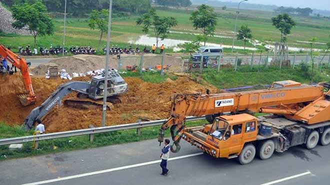 Hơn 100 công nhân vá xong ống dẫn nước sông Đà - ảnh 2