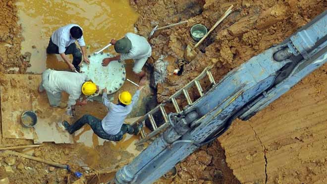 Hơn 100 công nhân vá xong ống dẫn nước sông Đà - ảnh 3