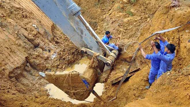 Hơn 100 công nhân vá xong ống dẫn nước sông Đà - ảnh 6