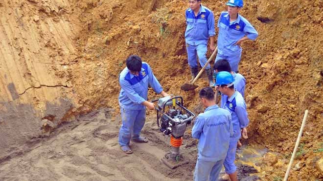 Hơn 100 công nhân vá xong ống dẫn nước sông Đà - ảnh 7