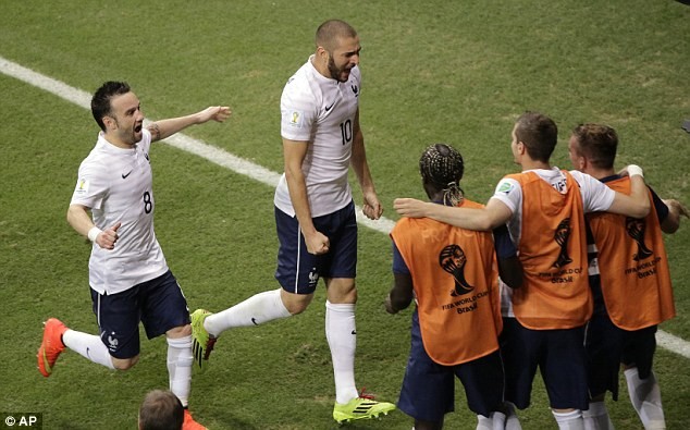 Benzema tỏa sáng trong cơn mưa bàn thắng - ảnh 2