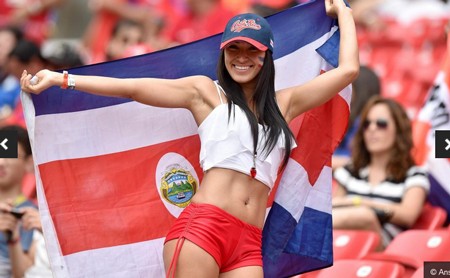 Nữ cổ động viên khoe thân bốc lửa trên khán đài trận Ý - Costa Rica - ảnh 9