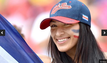Nữ cổ động viên khoe thân bốc lửa trên khán đài trận Ý - Costa Rica - ảnh 10