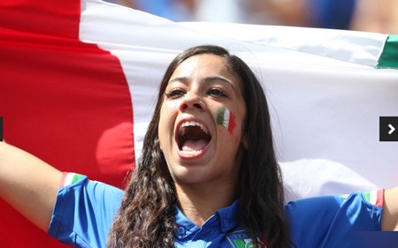 Nữ cổ động viên khoe thân bốc lửa trên khán đài trận Ý - Costa Rica - ảnh 15