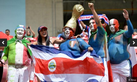 Nữ cổ động viên khoe thân bốc lửa trên khán đài trận Ý - Costa Rica - ảnh 6