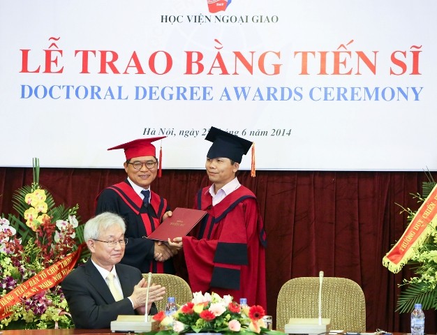 Người nước ngoài đầu tiên nhận bằng tiến sỹ ở Việt Nam - ảnh 1