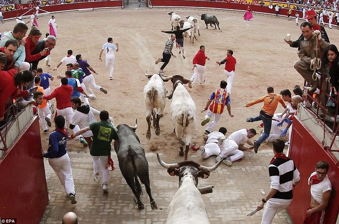 Kinh hoàng lễ hội đua bò tót ở Tây Ban Nha - ảnh 16