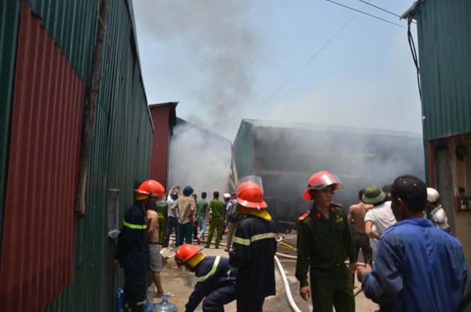 Hà Nội: Kho cồn cháy ngùn ngụt, lửa khói đen trời - ảnh 12