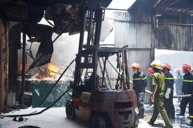 Hà Nội: Kho cồn cháy ngùn ngụt, lửa khói đen trời - ảnh 16