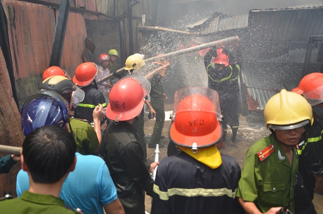 Hà Nội: Kho cồn cháy ngùn ngụt, lửa khói đen trời - ảnh 9