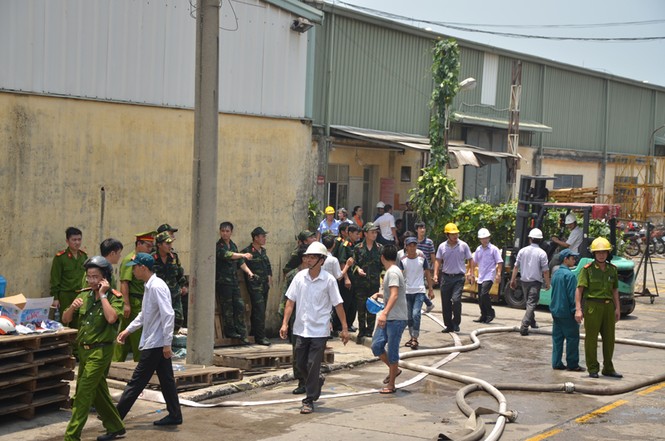Hà Nội: Kho cồn cháy ngùn ngụt, lửa khói đen trời - ảnh 10
