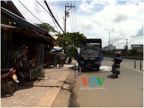Đang chạy trên quốc lộ, xe tải bất ngờ bốc cháy nghi ngút - ảnh 1