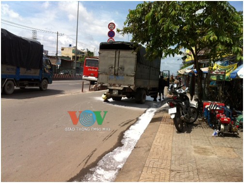 Đang chạy trên quốc lộ, xe tải bất ngờ bốc cháy nghi ngút - ảnh 2