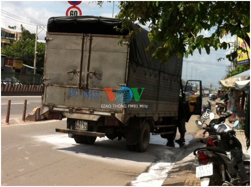 Đang chạy trên quốc lộ, xe tải bất ngờ bốc cháy nghi ngút - ảnh 3