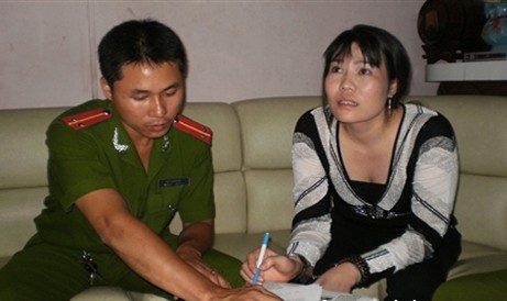 Chiều nay, bà chủ xăm rết lên mặt và ngực cô gái hầu tòa - ảnh 1