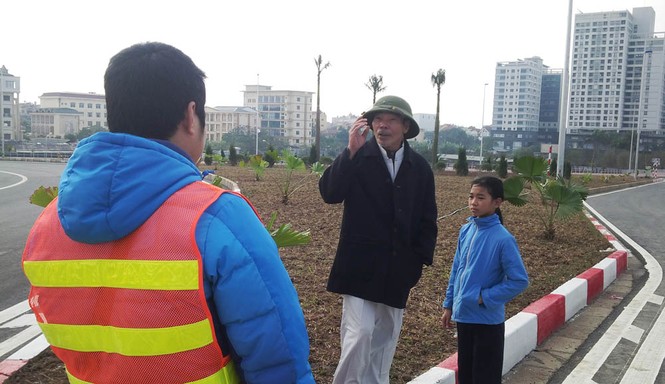 Kiên quyết xử lý trường hợp dừng đỗ xe trên cầu Nhật Tân - ảnh 1