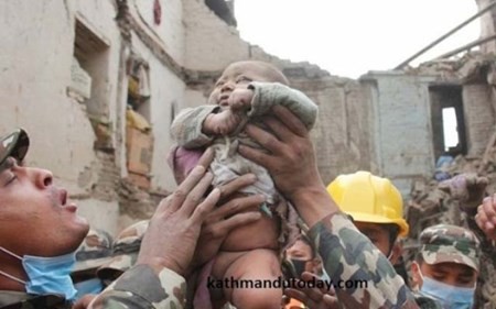 Những trường hợp thoát chết diệu kỳ trong cơn động đất Nepal - ảnh 2