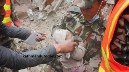 Những trường hợp thoát chết diệu kỳ trong cơn động đất Nepal - ảnh 3