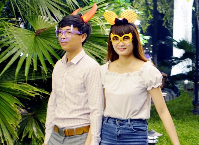 Giới trẻ tíu tít chụp hình tự sướng trong đêm Trung thu - ảnh 7