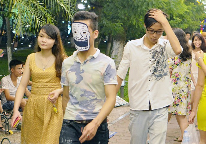 Giới trẻ tíu tít chụp hình tự sướng trong đêm Trung thu - ảnh 9