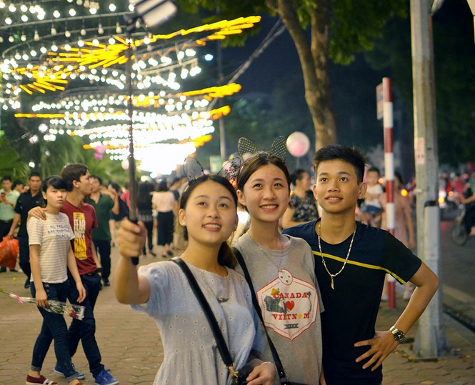 Giới trẻ tíu tít chụp hình tự sướng trong đêm Trung thu - ảnh 6
