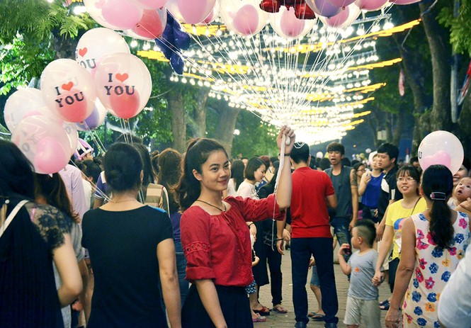 Giới trẻ tíu tít chụp hình tự sướng trong đêm Trung thu - ảnh 1