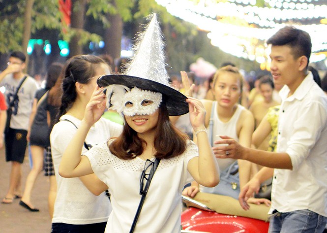 Giới trẻ tíu tít chụp hình tự sướng trong đêm Trung thu - ảnh 10