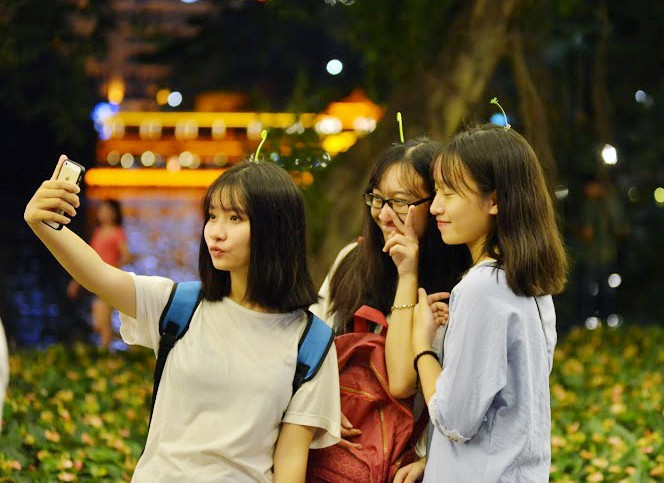 Giới trẻ tíu tít chụp hình tự sướng trong đêm Trung thu - ảnh 11