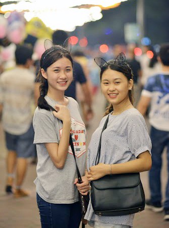 Giới trẻ tíu tít chụp hình tự sướng trong đêm Trung thu - ảnh 2