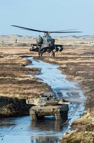 Lóa mắt với kho vũ khí “khủng” Mỹ, NATO tập trận gần Nga - ảnh 1