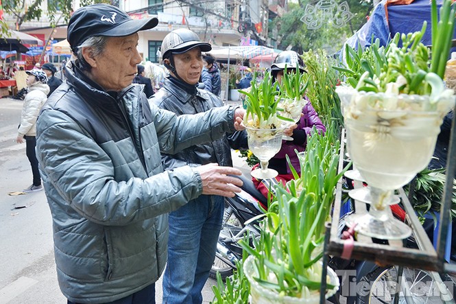 Người Hà thành chen chân mua sắm tất bật ngày 28 Tết - ảnh 6
